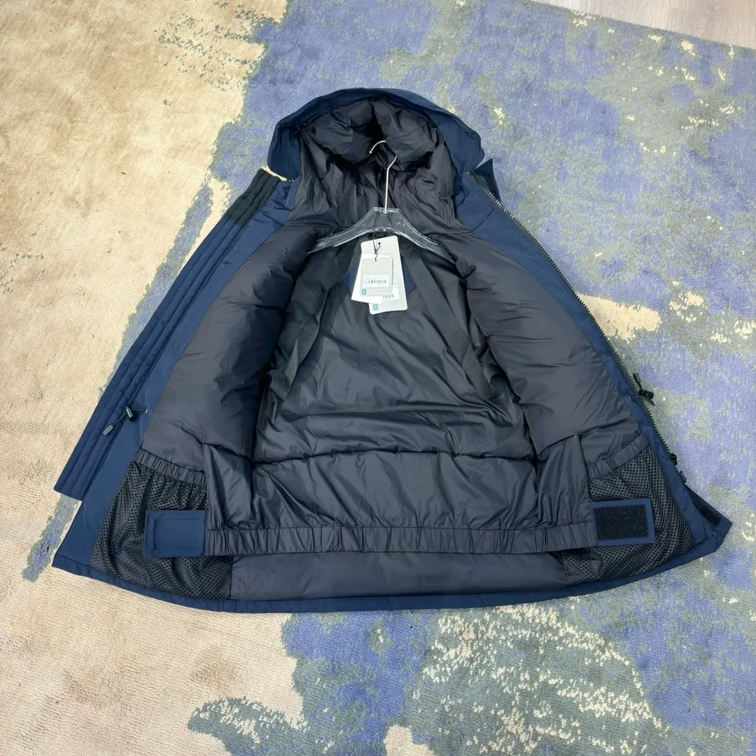 P800 Canada Goose "Canada Goose"🇨🇦 Beichen White / 08 Expedition Parka 4660M Product color: black, off-white, red, sand pink, sky blue, graphite gray, Beichen white, navy blue, sky blue, gray camouflage gray black label Product size: XS, S, M, L, XL, XXL The Expedition was originally a parka designed for scientists at the McMurdo Research Station in Antarctica. Whether your next journey takes you into the frozen urban jungle or across uncharted ice fields, wear Canada Goose's Expedition Parka and get proven results year after year in Antarctica by the National Science Foundation's Center for Polar Research.  Material list: 1⃣ Uses Y-shaped Velcro imported from Taiwan (exclusive in the market) 2⃣ Uses 18-count polyester-cotton blended fabric imported from South Korea (authentic synchronized fabric) 3⃣ National standard 80% white duck down, (zp uses 80% white duck down/90% of all boasts are fake) 4⃣ Western Canadian coyote hair (non-market dyed fox hair filled with wolf hair) Material analysis characteristics: 1⃣ The original/polyester-cotton fabric has a high polyester fiber content, and the polyester-cotton fabric has high heat and light resistance and good stability. It has bright colors, high fiber strength, durability, light resistance, heat resistance, and straightness. 2⃣ As we all know, the original version uses 80% white duck down. The fill power refers to the cubic inches of volume occupied by each ounce (30 grams) of down under certain conditions. If one ounce of down occupies 500 cubic inches, the fill power of the down is 500. So we can simply understand it as: fill power is the volume of down, and the volume of down is fill power. The higher the fill power of down, it means that under the same filling amount, down can fix a larger volume of air layer to keep warm and insulate, so the warmth retention of down is better. 3⃣ Western Canadian coyote hair, "large range of selected neck hair" is soft and fluffy, each wolf hair is 60-63 long / 14-16 wide at the peak, this width + preferred parts. It is basically unmatched by the same industry